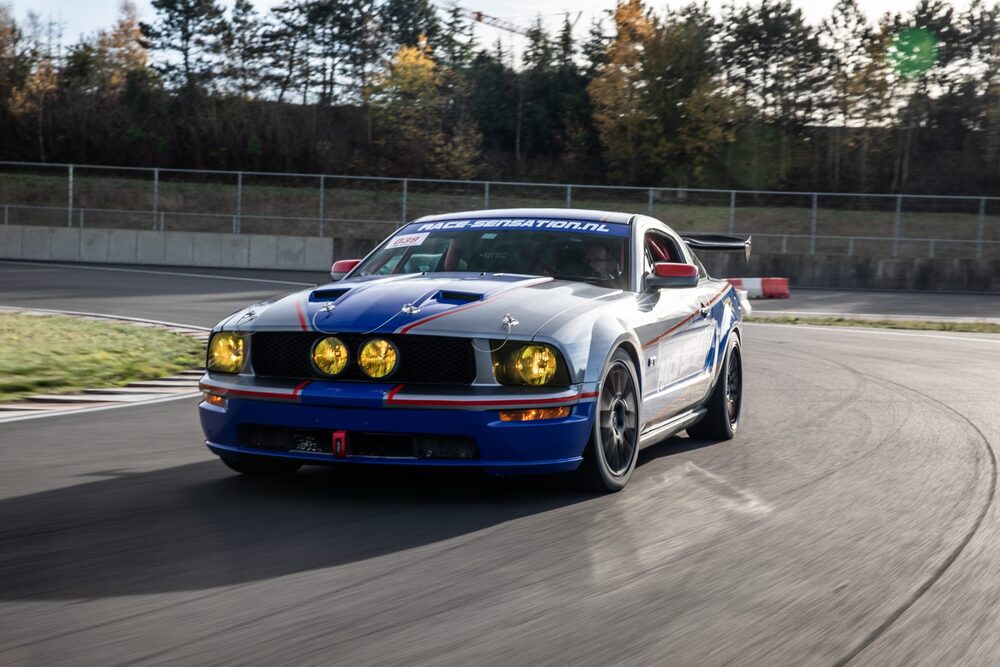 Mustang V8 mee rijden op circuit Zandvoort